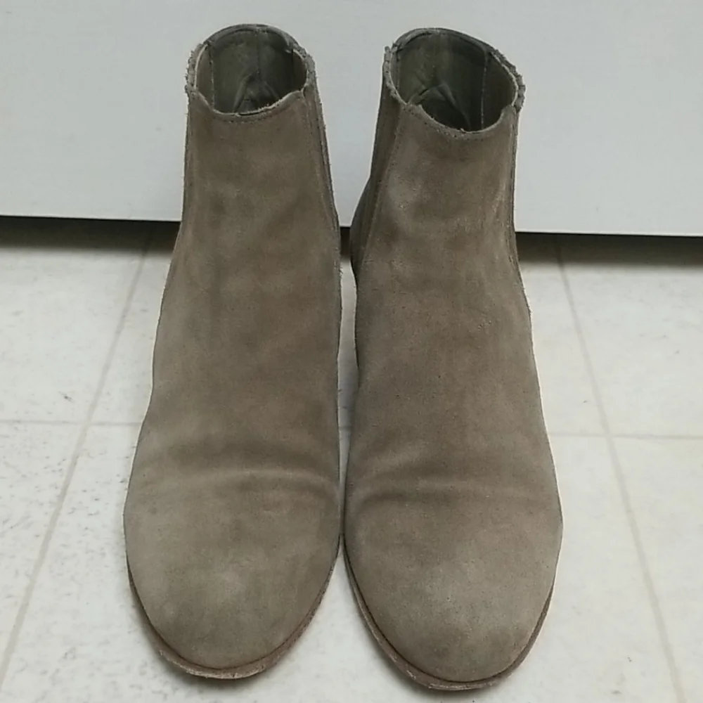 [Like NEW] VINCE suede ankle booties gray haider pull on chelsea boot Size 6